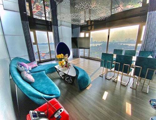 Không gian sống của Claret Giang Lê được thiết kế theo phong cách modern & futuristic (hiện đại, tương lai). Ở phòng khách, Claret chọn lựa bộ sofa màu xanh cổ vịt, đèn trần hình giọt nước.