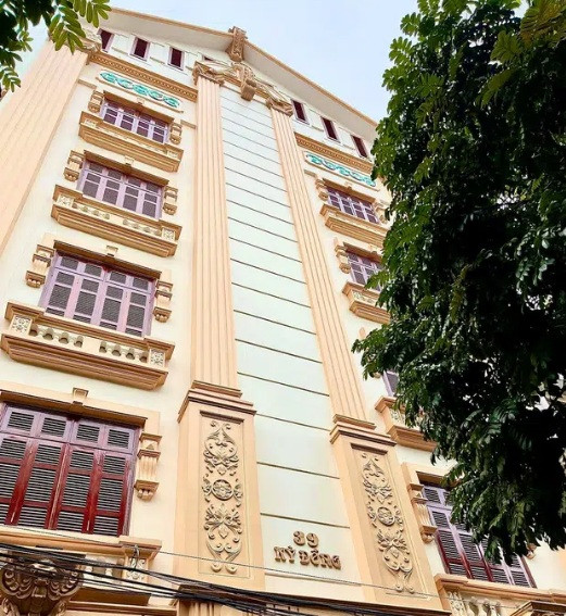 Một căn biệt thự khác ở Hải Phòng cũng khiến mọi người được phen choáng ngợp bởi sự hoành tráng. Theo chia sẻ của tài khoản V.N.Hương Trang (Hải Phòng), căn nhà này do chính bố chị tự thi công và thiết kế. Ảnh: Doanhnghieptiepthi.