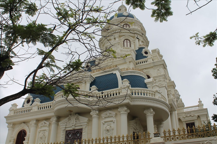 Lâu đài có mặt tiền rộng hàng chục mét tại nút giao Lê Hồng Phong - Ngô Gia Tự, gần sân bay Cát Bi. Ảnh: Lao động.