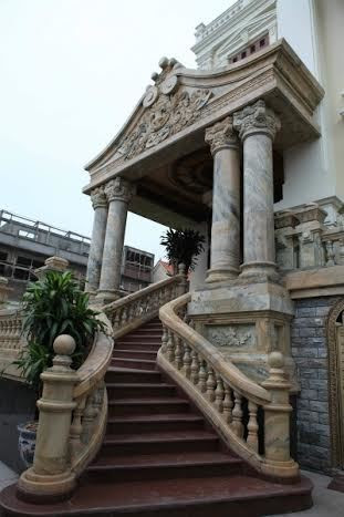 Tiền sảnh phía trước lâu đài kết hợp những hoa văn kiến trúc cầu kì, tinh xảo và vật liệu khu vực tiền sảnh được thực hiện bằng đá cao cấp. Ảnh: Dân Việt.