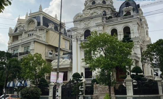 Các căn biệt thự tại đây có diện tích lên đến hàng trăm m2, thiết kế cầu kỳ. Ảnh: Đời sống pháp luật.