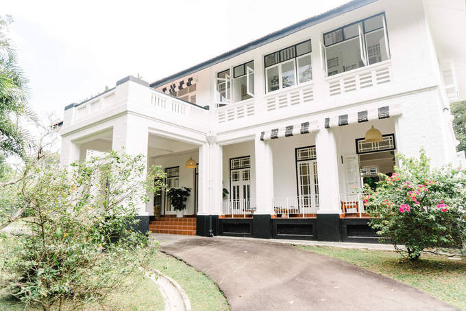 Kể tư khi ông xã ngoại quốc chuyển công tác, siêu mẫu Bằng Lăng dọn về Singapore sống từ giữa năm 2019. Tại đây, vợ chồng Bằng Lăng thuê một căn biệt thự rộng hơn 5.600m2 để sinh sống.