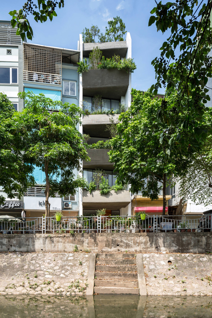 Có hướng tây - tây nam, nhược điểm lớn nhất của Town House Renovation là sự nóng bức kéo dài từ trưa đến chiều muộn. Bởi vậy, khi cải tạo, gia chủ mong muốn thay đổi toàn bộ không gian bên trong và bên ngoài, tạo sự thoáng mát vào mùa hè và ấm áp vào mùa đông. Ảnh: Hoang Le.