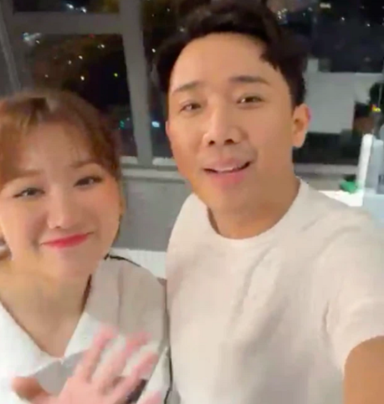 Mới đây, Trấn Thành livestream trên trang Facebook cá nhân khoe không gian trong căn hộ mới tậu thu hút đông đảo sự chú ý của khán giả.