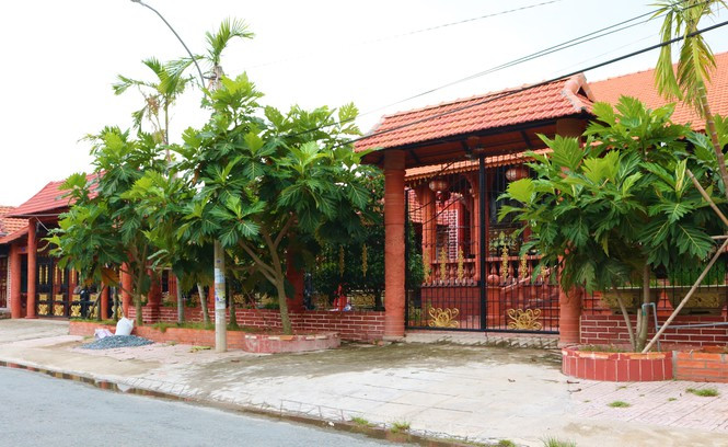 Ông Nguyễn Văn Buôl (ngụ phường 5, TP Vĩnh Long, tỉnh Vĩnh Long) đã cất cho mình ngôi nhà bằng gốm 'có một không hai' ở miền Tây. Ảnh: Tiền phong.