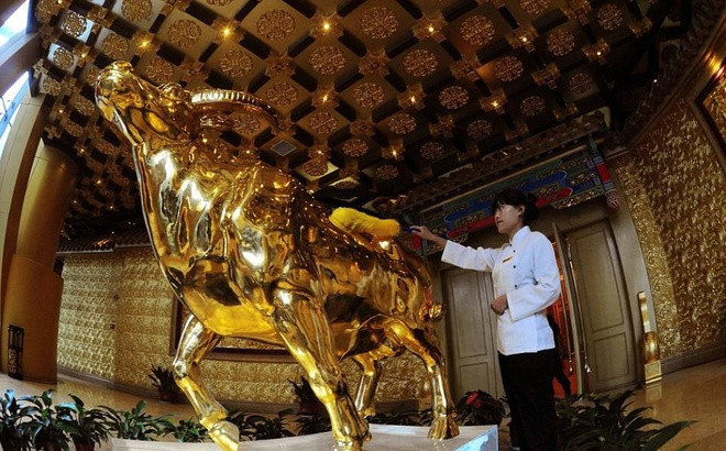 Trên tầng 60 của tòa nhà này, có một bức tượng lớn hình một con trâu được chế tác từ một tấn vàng nguyên chất. Nguồn ảnh: China News, Gety Image.
