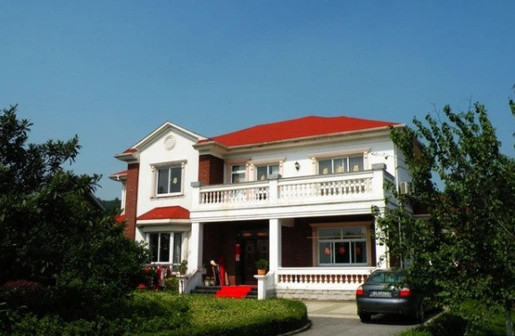 Hầu hết người trưởng thành trong làng đều biết lái ôtô. Họ sử dụng những chiếc xe sang trọng của các thương hiệu nổi tiếng như: Mercedes, Cadillac, BMW..