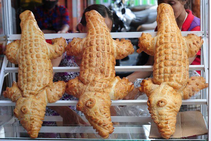Với tạo hình độc đáo, trung bình mỗi ngày cửa hàng bán từ 100 – 150 chiếc bánh mì loại này. Ảnh: Vietnamnet
