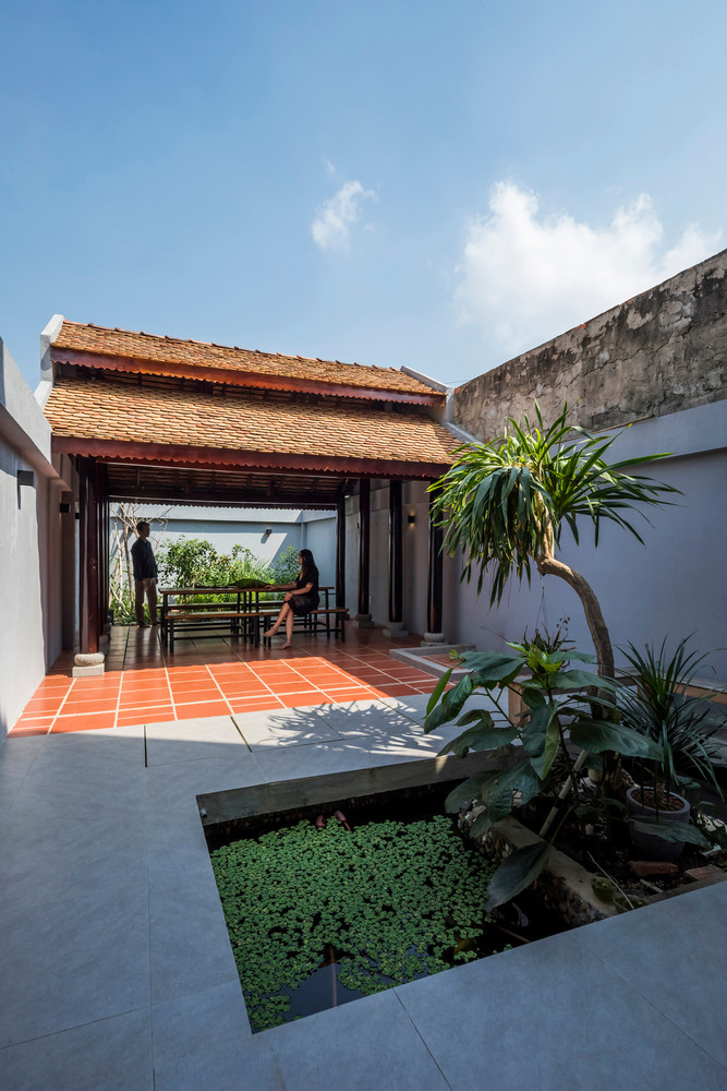 Ngói vảy cá cũ đã phủ một màu thời gian mang đến cảm giác bình dị, thân thương mà màu ngói mới khó có thể mang lại.