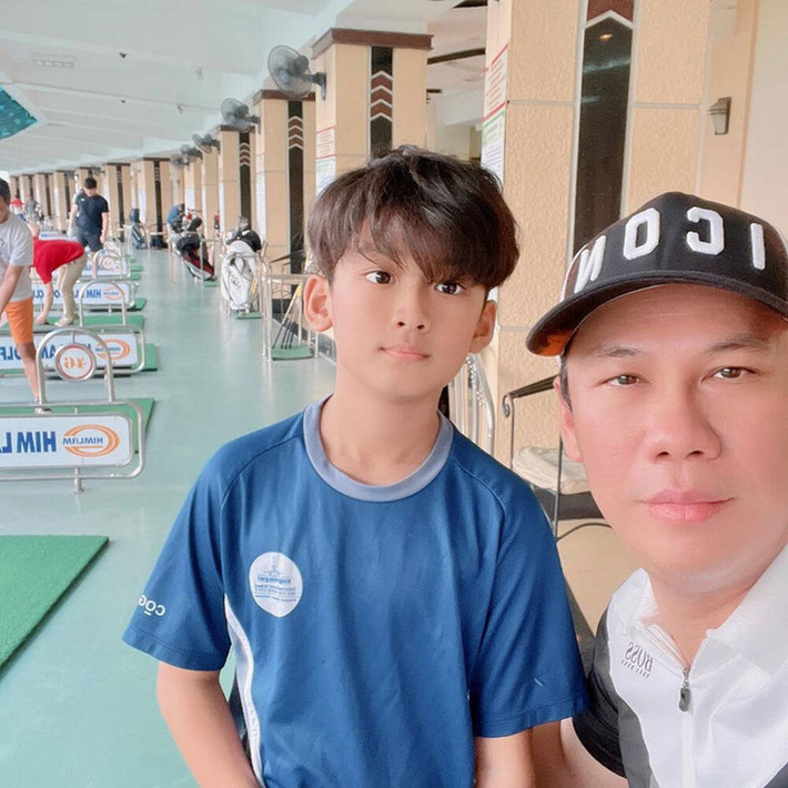 Qua đó có thể thấy bộ môn thể thao dành cho giới nhà giàu này đã là thú vui vô cùng quen thuộc với cậu bé 10 tuổi.