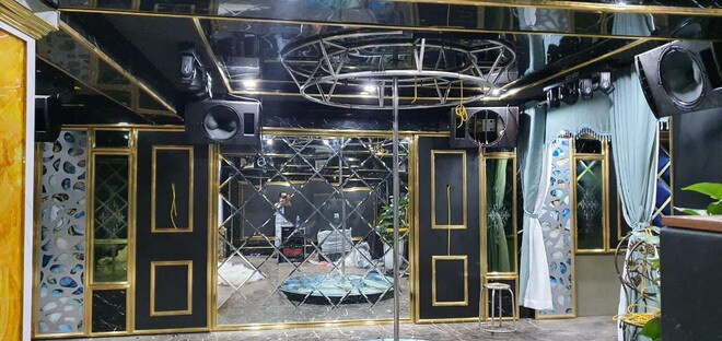 Nam diễn viên Việt Anh (vai Hoàng) đã tự “tậu” cho mình một cơ ngơi đồ sộ có sân vườn và bể bơi thoáng rộng. Nội thất phía trong bố trí các phòng sinh hoạt và giải trí rất hiện đại. Ảnh: Baogiaothong.