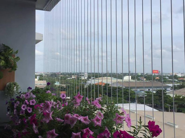 Một trong những giải pháp giúp giảm thiểu sự cố tai nạn cho trẻ ở nhà cao tầng, chung cư là lắp lưới an toàn ban công.