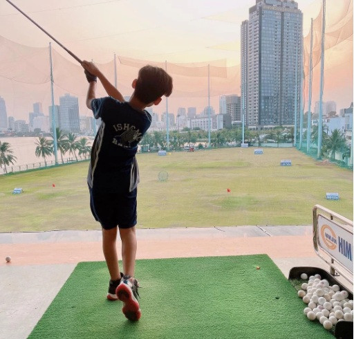 Năm nay mới 10 tuổi nhưng Bo - con trai Lệ Quyên đã được ba đầu tư cho học golf - môn thể thao được xem dành riêng cho nhà giàu.
