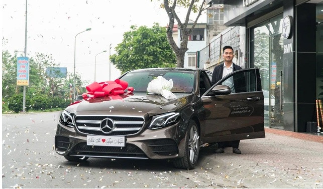 Năm 2019, một đại gia trẻ tại Bắc Ninh mua một chiếc Mercedes-Benz E300 AMG làm quà tặng nhân ngày 8/3 cho người vợ của mình. Ảnh: Autopro.