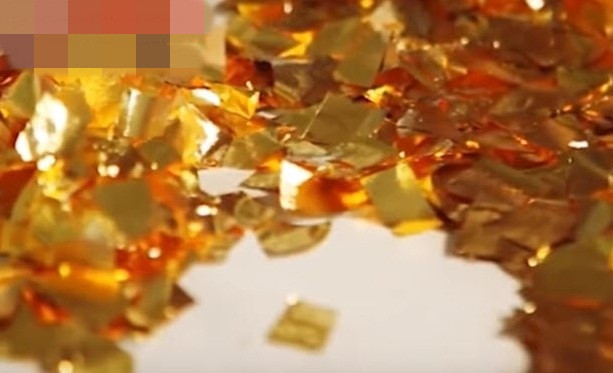 Lá vàng mỏng tang được dùng để dát lên những vật phẩm quý giá. Ảnh: Thương hiệu & pháp luật