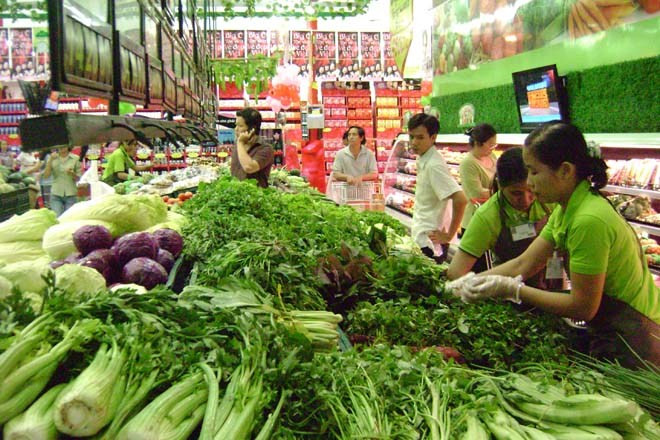 Với các sản phẩm bán theo cân, chẳng hạn như rau, bạn có thể lắc kĩ để vẩy bớt nước ra ngoài trước khi cho vào túi và mua nó. Bởi, lượng nước dư thừa bám vào các cây rau, thực phẩm sẽ làm nặng cân hơn, bạn sẽ phải trả một khoản tiền nhiều hơn.