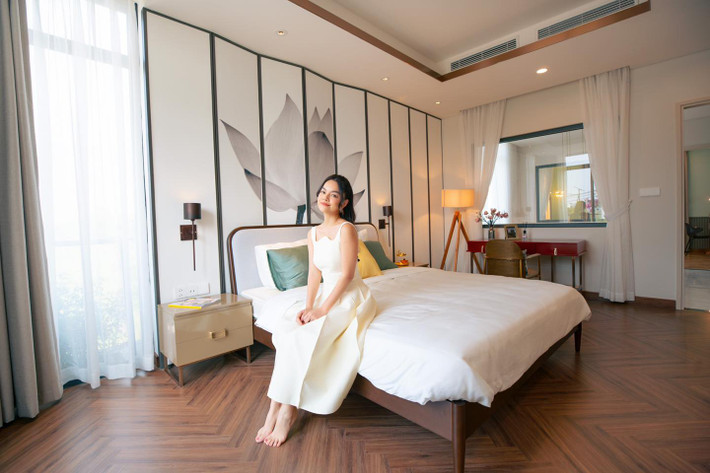 Phòng ngủ thoáng đãng, sử dụng gam màu trắng chủ đạo.