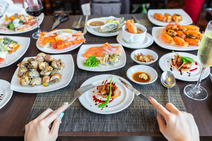 Bữa trưa theo phong cách hoàng gia với mức độ xa hoa chẳng kém vua chúa ngày xưa là một trong những dịch vụ hút giới nhà giàu tại Dubai.