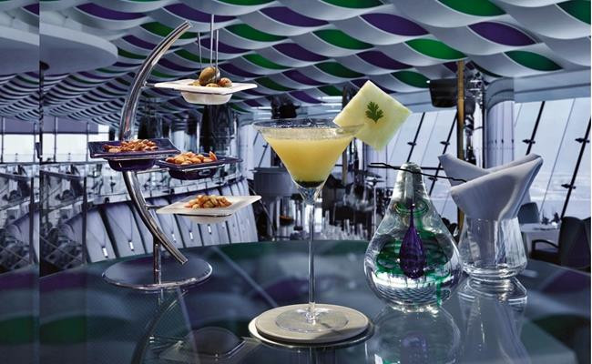 Giới nhà giàu Dubai cũng thường xuyên có mặt tại những đêm tiệc tùng tưng bừng tại Bar Skyview. Tại đây, thực khách có thể thưởng thức ly cocktail giữ kỷ lục xa xỉ nhất thế giới với mức giá 7.438 USD (172 triệu đồng).