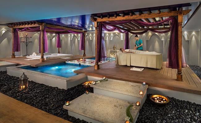 Các dịch vụ từ massage, sữa, tắm dầu và một mặt nạ vàng đặc biệt đắp mặt với giá 6.800 USD (hơn 156 triệu đồng)/lần.