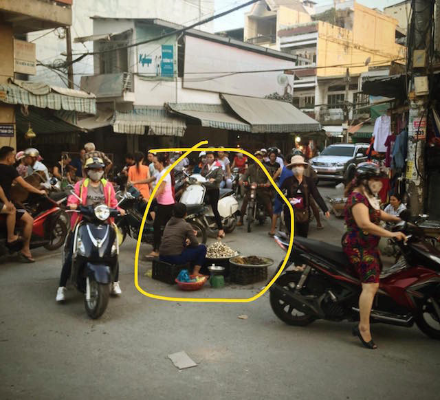 Một mình bất chấp tất cả. Ảnh bán hàng tràn vỉa hè, lòng đường vốn quen thuộc khi tham gia giao thông ở Việt Nam.