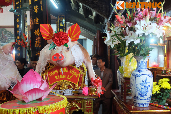 Theo sử sách ghi lại thì hội rước lợn ông Lợn là để tưởng nhớ công ơn của Tĩnh Quốc Tam Lang thời Hùng Duệ Vương thứ Sáu. Tương truyền, khi đó người dân trong vùng mang lợn đến dâng Tĩnh Quốc Tam Lang để ông khao quân trước khi lên đường đánh giặc. Để tỏ lòng biết ơn, người dân gọi ông là Thành Hoàng và hàng năm đều tổ chức lễ rước ông Lợn để tỏ lòng thành kính .