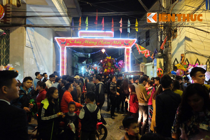 Lối vào đình làng dài 2km chật cứng người đi xem hội. Không ít người từ các vùng khác cũng đến La Phù để xem các ông Lợn khổng lồ.
