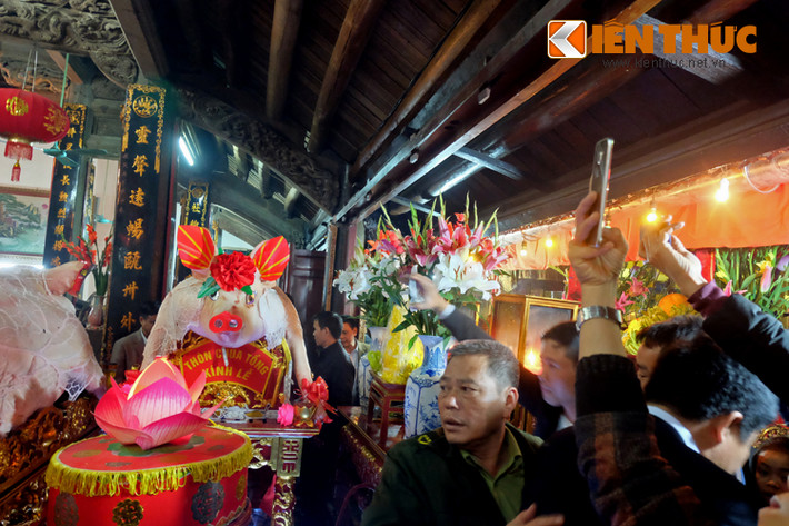 Ai cũng muốn lưu giữ lại những bức hình về lễ hội độc đáo của làng La Phù.