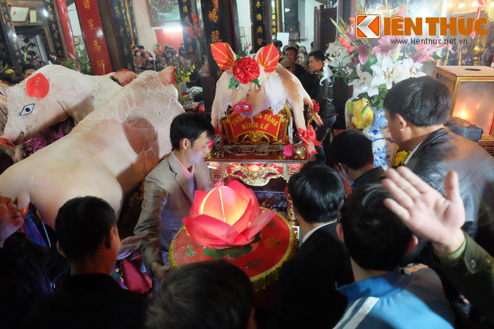 Theo lệ làng, đêm ngày 13, rạng sáng ngày 14 tháng Giêng hàng năm, lễ rước ông Lợn ở làng La Phù (Hoài Đức, Hà Nội) lại tưng bừng diễn ra, thu hút hàng nghìn người tham dự.