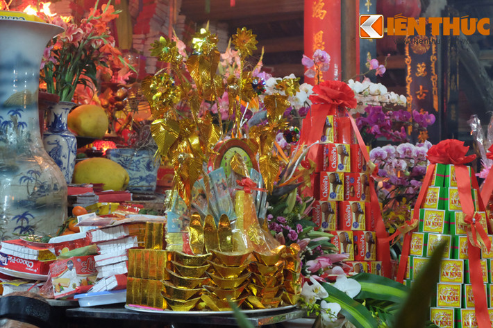 Ngoài dâng lợn tế, người dân trong làng còn dâng các lễ lên đình làng, cầu một năm sung túc, may mắn.