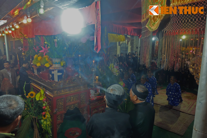 Khoảng 10h đêm đến 1 giờ sáng, các cụ cao niên làm lễ cúng Thành Hoàng làng. Tới 7 giờ sáng hôm sau, những gia chủ có lợn tế lễ sẽ làm thịt và tán lộc cho những người dân trong thôn.
