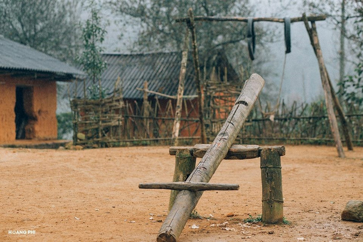Đến Y Tý, tôi như sống lại những năm tháng yên bình của tuổi thơ với trò chơi bập bênh hay xích đu bình dị. Y Tý hiện ít bị du lịch hóa so với một số nơi miền núi phía Bắc.