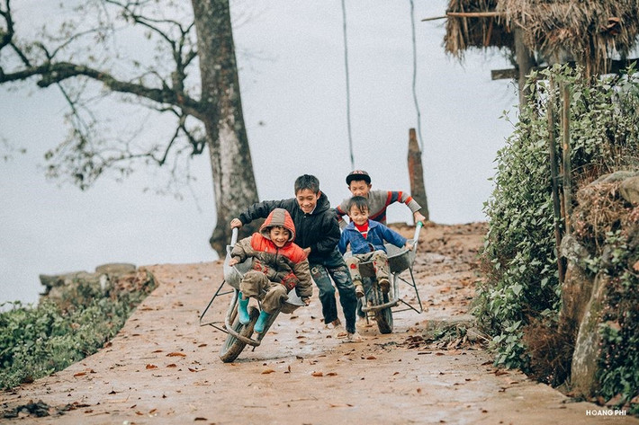 Đến vùng đất mộc mạc, đơn sơ này, tôi như cảm nhận thêm được sự vất vả, cũng như sức sống kiên cường của những đứa con của núi rừng. Chúng rắn rỏi và khỏe mạnh đến lạ kỳ, nhưng cũng thật ngây thơ và hồn nhiên.