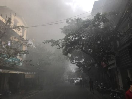 Cả khu phố chìm trong làn khói đen đặc. Ảnh: Tiền Phong.