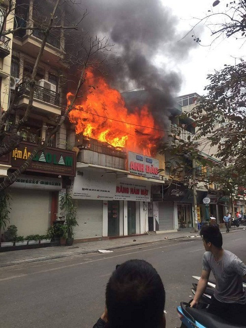 Ngọn lửa khởi phát từ tầng 2 của căn nhà trên phố Bát Đàn, sau đó lan rộng ra xung quanh. Ảnh: Dân Việt.