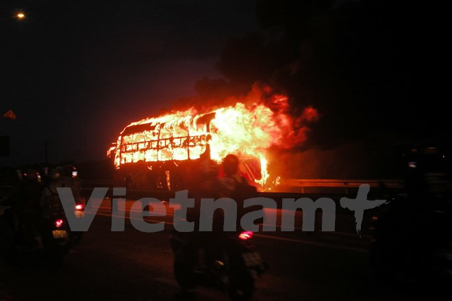 Cũng trong khoảng thời gian này, xe khách mang biển kiểm soát 43B-014.98 đang lưu thông trên Quốc lộ 1A theo hướng Bắc-Nam, đến địa phận xã Quế Phú, huyện Quế Sơn, tỉnh Quảng Nam cũng bị "bà hỏa" viếng thăm. Toàn bộ hành khách và người của nhà xe phải tung cửa để chạy thoát ngọn lửa dữ. Ảnh: Vietnam+.