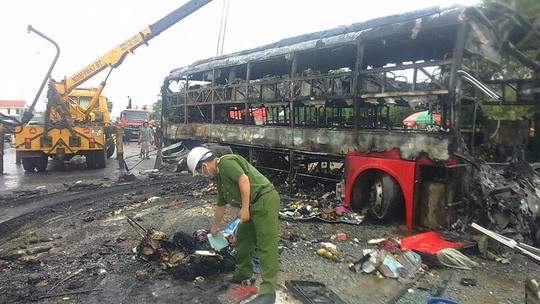 Vụ tai nạn làm 13 người chết, 35 người bị thương. Hai xe khách đấu đầu nhau và cháy rụi. Ảnh: Lao Động.