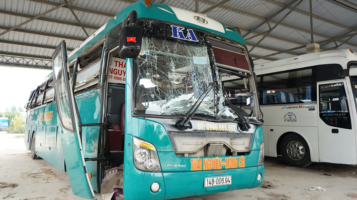 Khi xảy ra nổ xe khách, nhiều hành khách và vật dụng đã bị hất văng ra đường. Chiếc xe bị thổi bay nhiều bộ phận như cửa, ghế, kính... Ảnh: Zing.