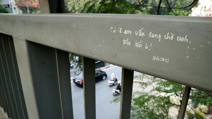 Những dòng chữ thể hiện tình yêu đôi lứa vẫn xuất hiện trên thành cầu sau nhiều lần được làm sạch.