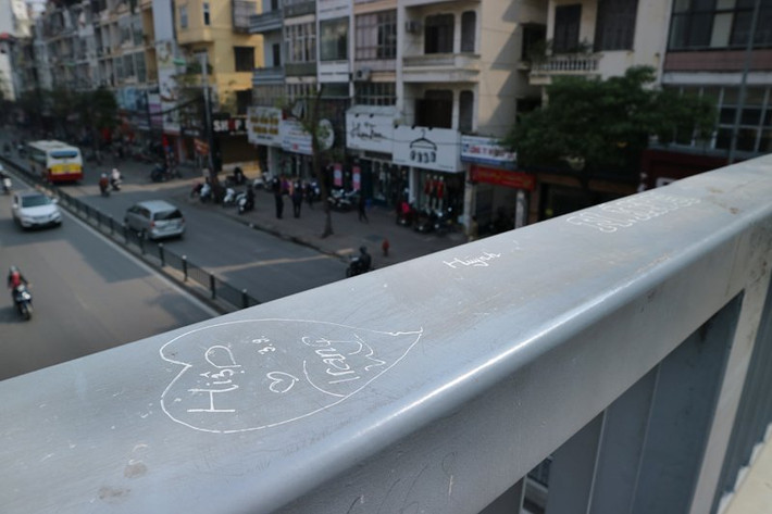Thành cầu vượt dành cho người đi bộ trước cổng trường ĐH Thủy Lợi từ nhiều năm trước đã trở thành nơi "đánh dấu' tình yêu của các đôi trẻ bằng những hình vẽ trái tim.