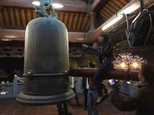 Hình ảnh đáng buồn và gây phẫn nộ được chia sẻ trong ngày 29/1 vừa qua. Một cặp nam nữ lại ngang nhiên ngồi lên cây dùi đánh chuông chùa Ba Vàng (TP Uông Bí, Quảng Ninh) trước sự thích thú và tung hô của nhóm thanh niên đi cùng khiến nhiều người bất bình.