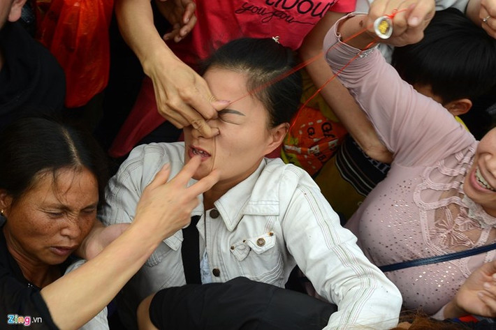 Ra Tết, người dân nô nức đi lễ hội, hành hương cầu may mắn, sức khỏe. Bên cạnh những điều tốt đẹp của các chuyến hành hương đầu năm, đâu đó vẫn còn nhiều hình ảnh xấu xí trong mùa lễ hội. Bức ảnh cho thấy thực trạng du khách, phật tử chen lấn để giành lộc tại lễ khai hội chùa Hương, Hà Nội sáng mùng 6 tháng Giêng khiến nhiều người không khỏi ngao ngán. Ảnh: Zing.