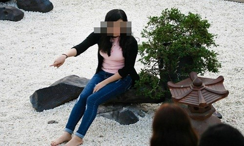 Dù đã có biển thông báo không dẵm lên sỏi, nhưng cô gái trong bức hình này vẫn "hồn nhiên" ngồi lên tiểu cảnh, dẵm lên sỏi trắng trong không gian thờ tự tại Linh Quy Pháp Ấn (Bảo Lâm, Lâm Đồng).