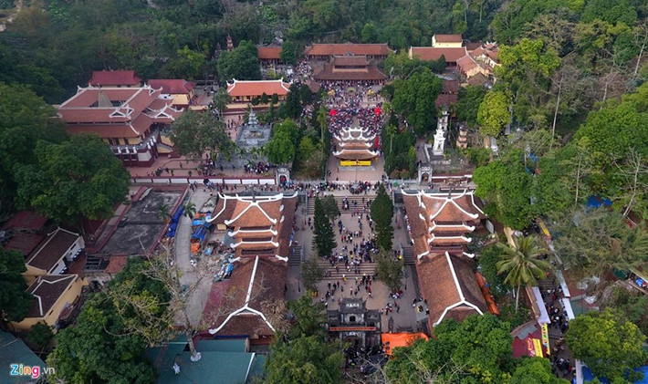 Một trong những sự kiện nóng dư luận trong tuần qua đó là hàng loạt điểm thăm quan, du lịch tâm linh, tín ngưỡng trong cả nước bắt đầu khai hội như chùa Hương, chùa Bái Đính. Thời tiết ôn hòa, cảnh đẹp hữu tình khiến cho các cuộc du xuân của người dân thuận lợi. Ảnh ấn tượng tuần qua chụp tại chùa Hương. Ảnh: Zing.