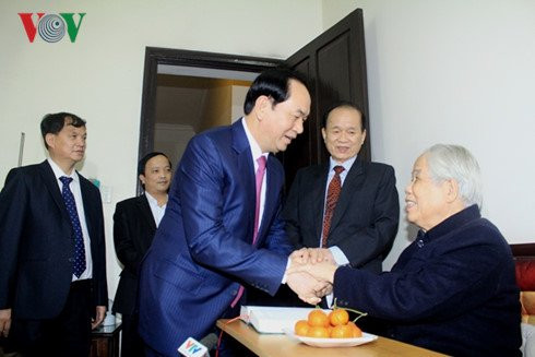 Nhân dịp Tết Đinh Dậu và kỷ niệm 87 năm ngày thành lập Đảng, ngày 1/2, Chủ tịch nước Trần Đại Quang đã đến chúc thọ nguyên Tổng bí thư Đỗ Mười tròn 100 tuổi tại nhà riêng. Sinh ngày 2/2/1917, năm nay, nguyên Tổng bí thư Đỗ Mười tròn 100 tuổi đời, 77 tuổi Đảng. Ảnh: VOV.