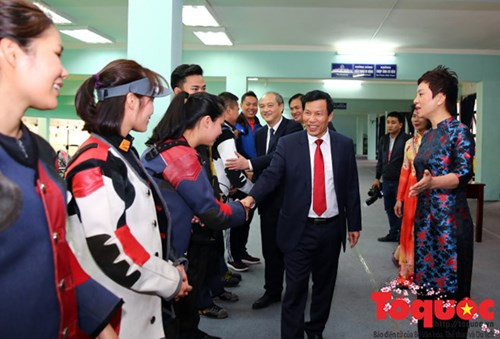 Chiều 2/2, Bộ trưởng Nguyễn Ngọc Thiện đã có chuyến thăm, động viên và chúc Tết các huấn luyện viên và các vận động viên bắn súng đang luyện tập tại trường bắn thuộc Trung tâm huấn luyện thể thao quốc gia Hà Nội. Ảnh: Tổ quốc.