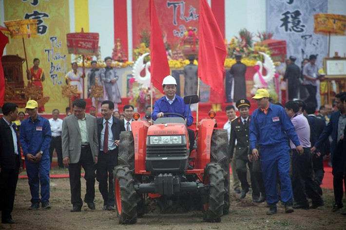 Sáng 3/2 (tức mùng 7 Tết), Chủ tịch nước Trần Đại Quang cùng với nhiều lãnh đạo Trung ương, địa phương đến tham dự Lễ hội Tịch Điền - Ngày hội xuống đồng ở Đọi Sơn, huyện Duy Tiên, tỉnh Hà Nam. Tại lễ hội, Chủ tịch nước Trần Đại Quang lái máy cày để hưởng ứng phong trào “công nghiệp hóa - hiện đại hóa nông nghiệp, nông thôn”. Đây là một trong những sự kiện được dư luận quan tâm tuần qua.