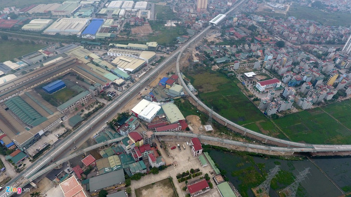 Khi qua khu vực Ba La, tàu sẽ vào ga Văn Khê, sau đó gặp đường rẽ tránh tàu, chờ tàu trước khi về ga cuối Yên Nghĩa.