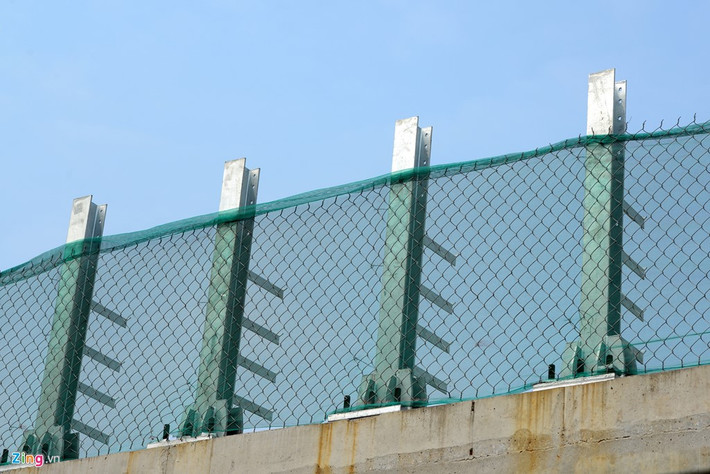 Hệ thống barie và lưới bảo vệ cao hơn 1 m đang lắp đặt, chạy dọc 2 bên đường tàu.