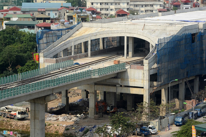 Nhà ga lớn nhất toàn tuyến (ga số 1) ở điểm đầu Cát Linh đang trong quá trình hoàn thiện.